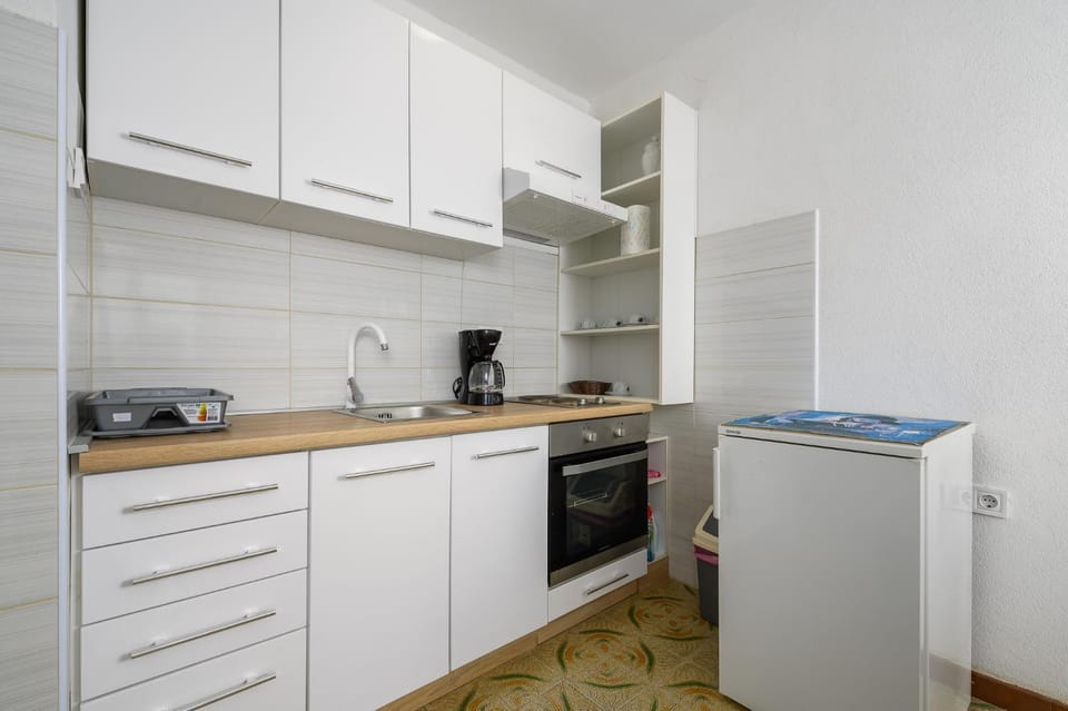 Coffee/tea facilities, Kitchen or kitchenette, stove