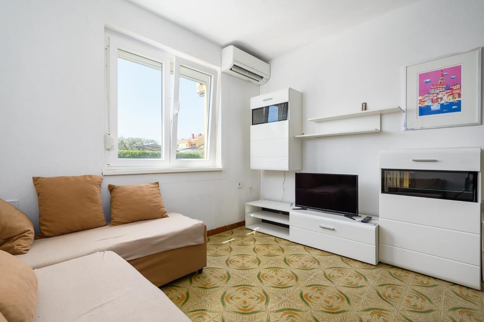 TV and multimedia, Living room, Seating area, air conditioner
