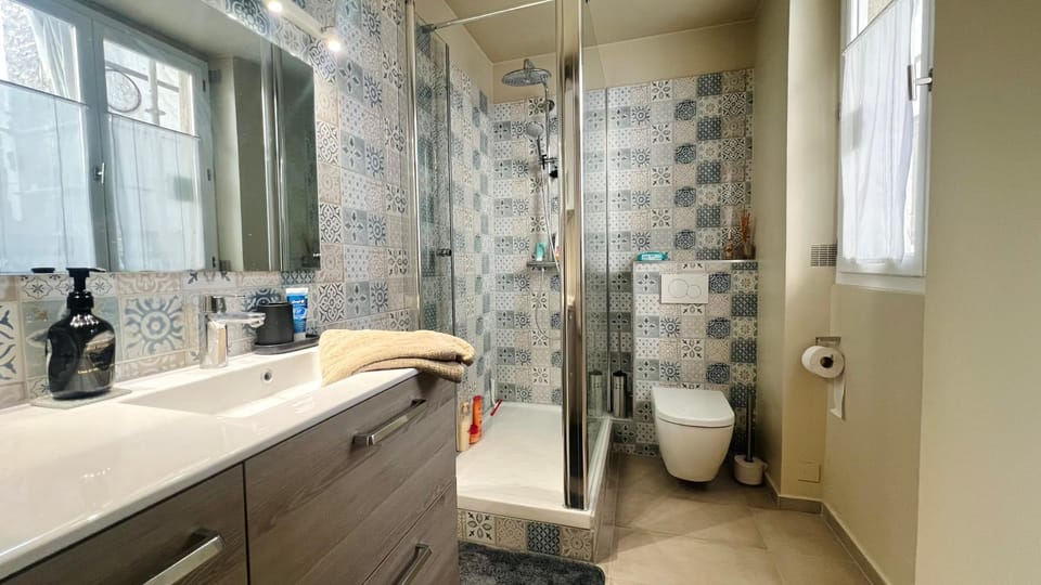 Shower, Toilet, Bathroom, towels