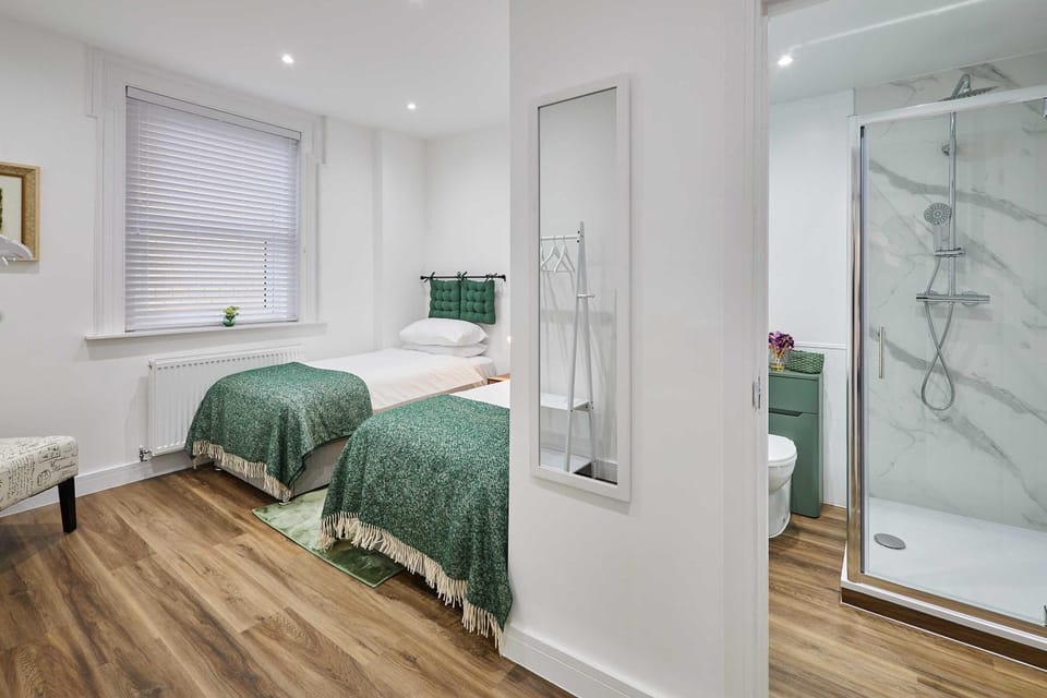 Shower, Bed, Bathroom, Bedroom, towels