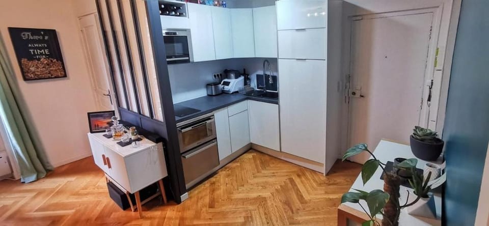 Coffee/tea facilities, Kitchen or kitchenette, oven, stove, toaster