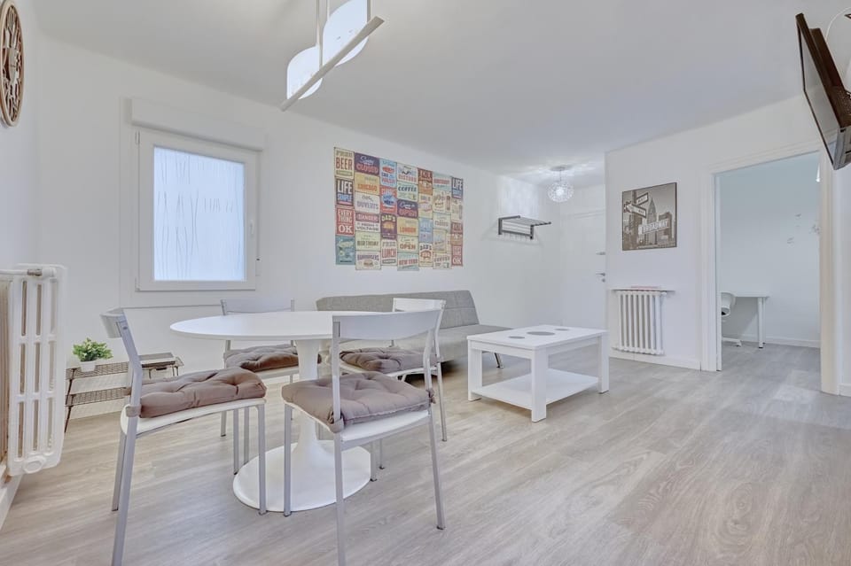 Living room, Seating area, Dining area