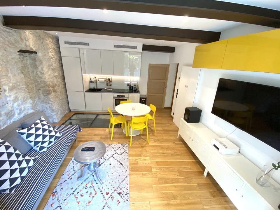 TV and multimedia, Kitchen or kitchenette, Living room, Dining area, oven, stove