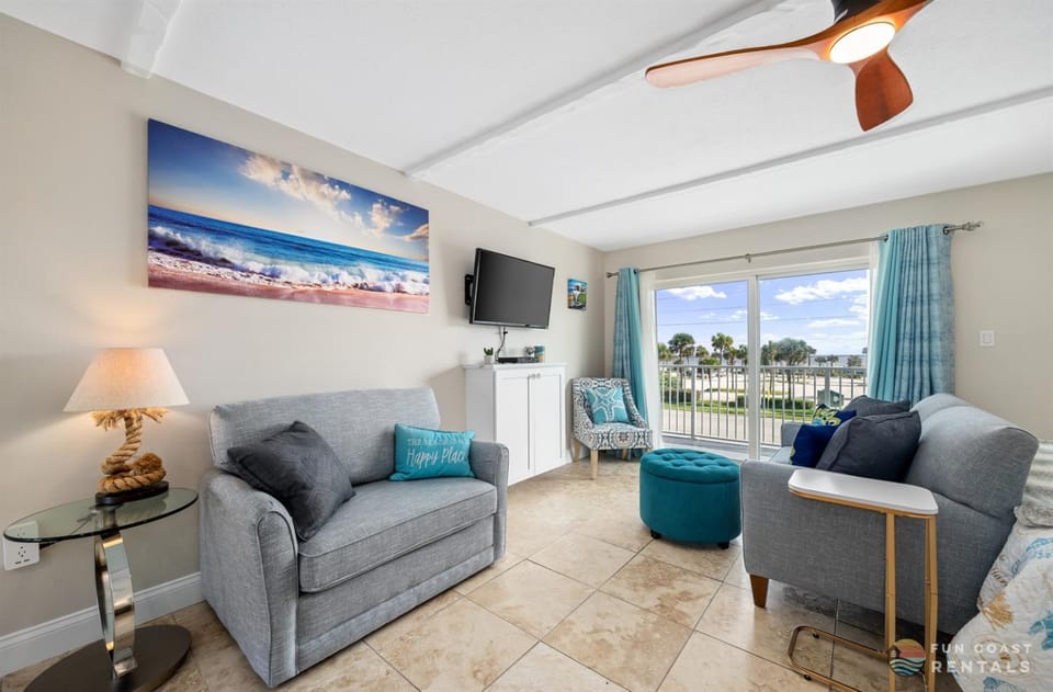 Spectacular Ocean View STEPS from the Beach and Pool! Third Floor Studio! Apartment in New Smyrna Beach