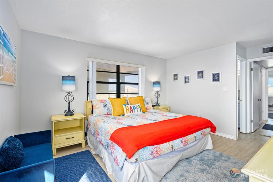 Beachfront 4th Floor Condo with Spectacular Beach & Ocean Views and Pool! Apartment in Edgewater
