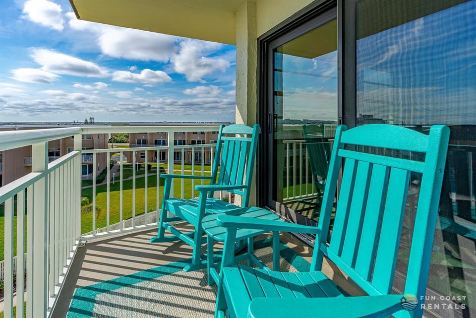 Beachfront 4th Floor Condo with Spectacular Beach & Ocean Views and Pool! Apartment in Edgewater