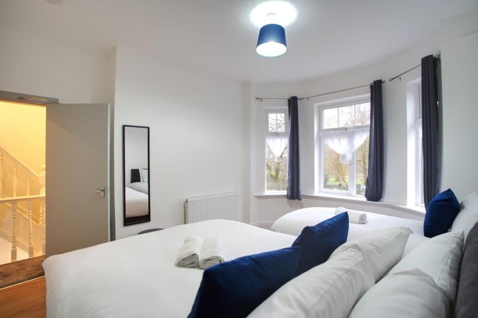 Sleeps 18 Lovely Mcr Home by City SuperHost House in Manchester