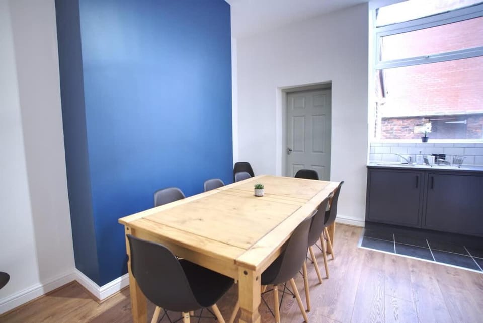 Sleeps 18 Lovely Mcr Home by City SuperHost House in Manchester