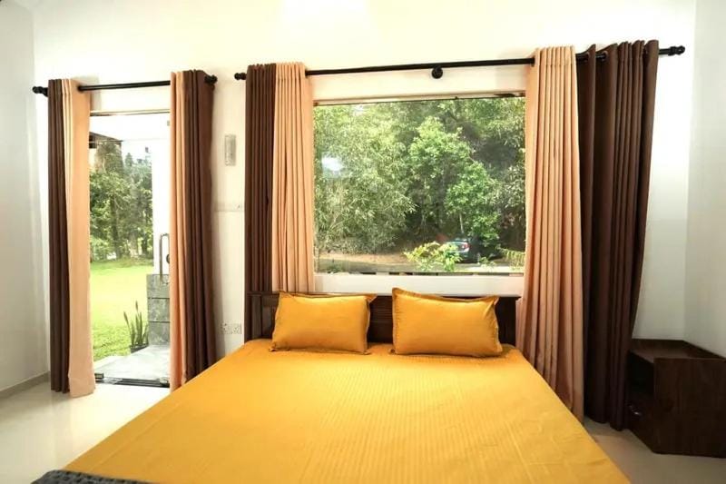 Bed, View (from property/room), Bedroom, Garden view