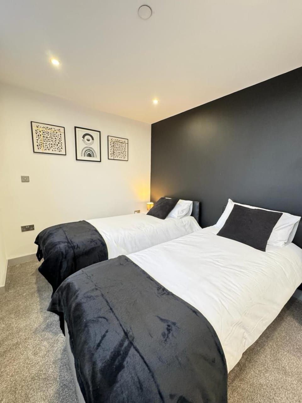 Two Bedroom Flat by Brookland Stays Serviced Accommodation Short Lets Leeds with Free WiFi Apartment in England