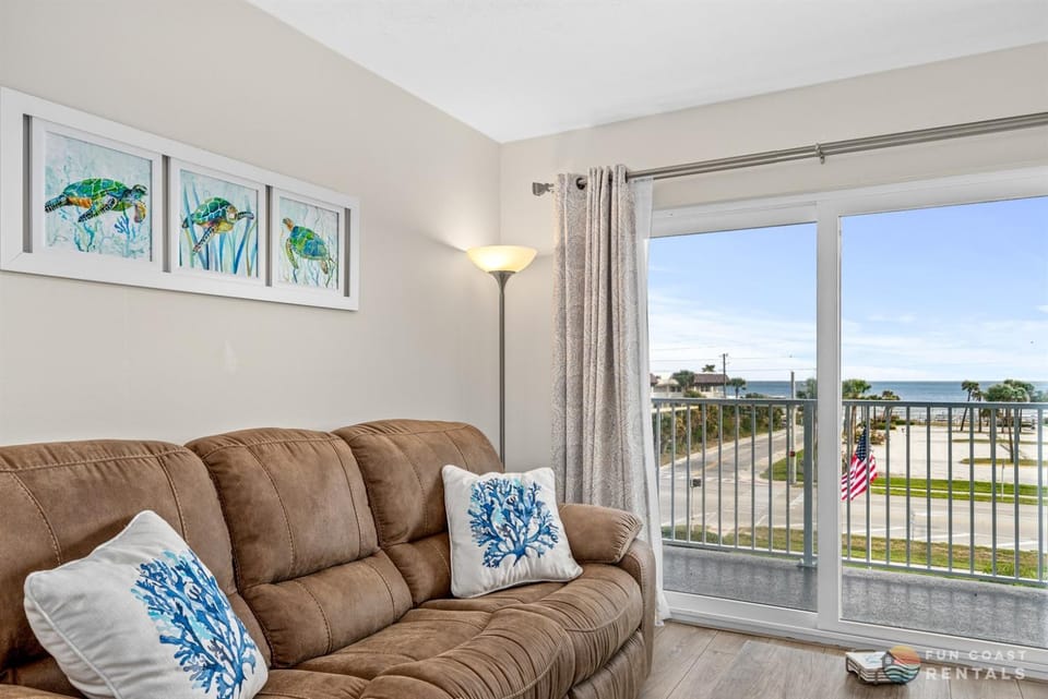 Spectacular Ocean View STEPS from the Beach and Pool! 4th Floor Studio! Apartment in New Smyrna Beach