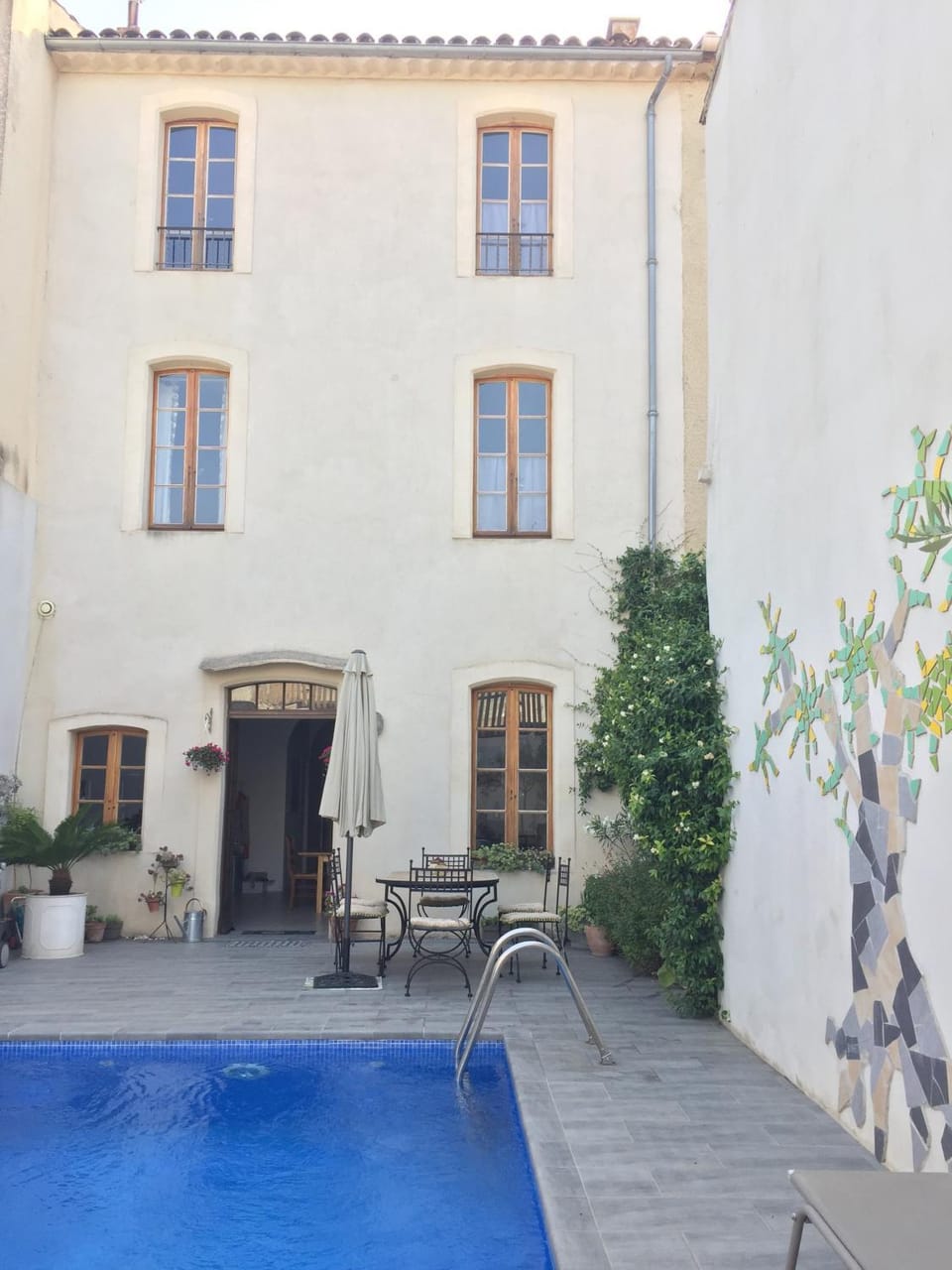 Property building, Patio, Day, Pool view, Swimming pool, sunbed