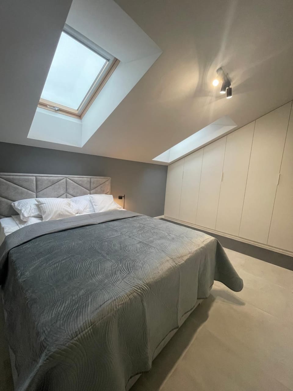 Bed, Photo of the whole room, Dining area, Bedroom