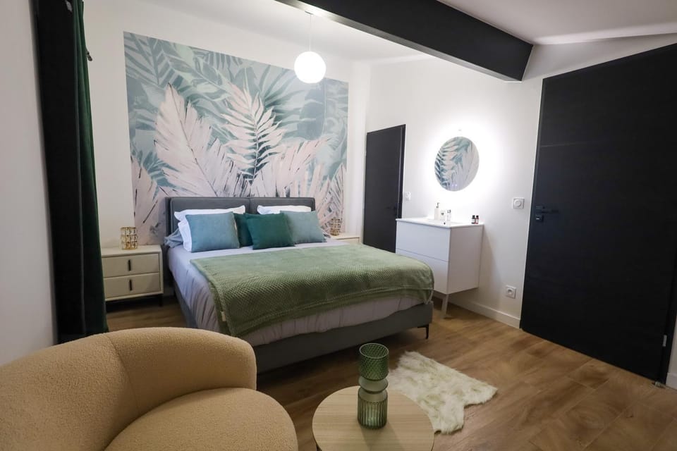 Photo of the whole room, Bedroom