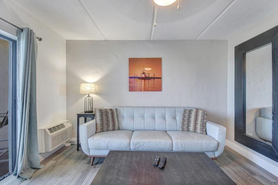 130 Direct Ocean Front 1 bedroom condo with heated pool Apartment in Crescent Beach