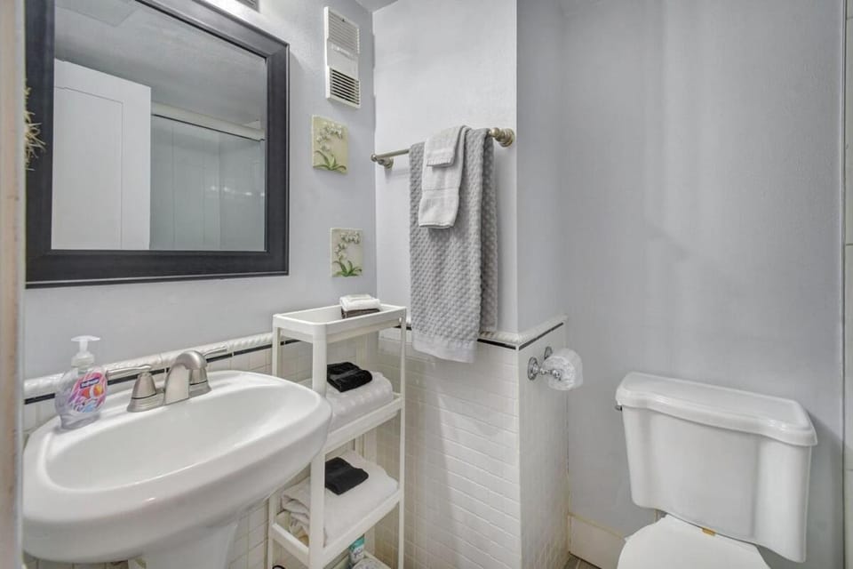 130 Direct Ocean Front 1 bedroom condo with heated pool Apartment in Crescent Beach
