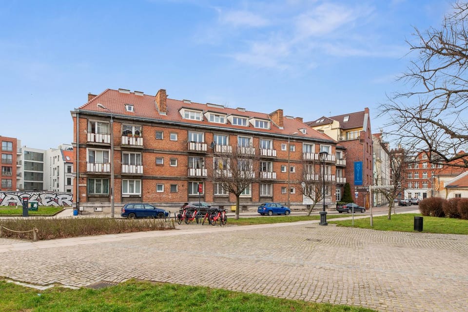 Property building, Day, Neighbourhood, Natural landscape, City view, Street view, Location