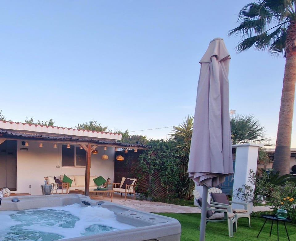 Property building, Patio, Day, Garden, Hot Tub, Hot Tub, Garden view, Swimming pool