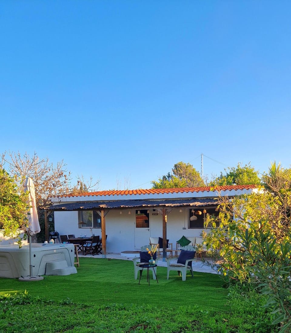 Property building, Spring, Day, Garden, Hot Tub, Balcony/Terrace, Seating area, Dining area, Garden view