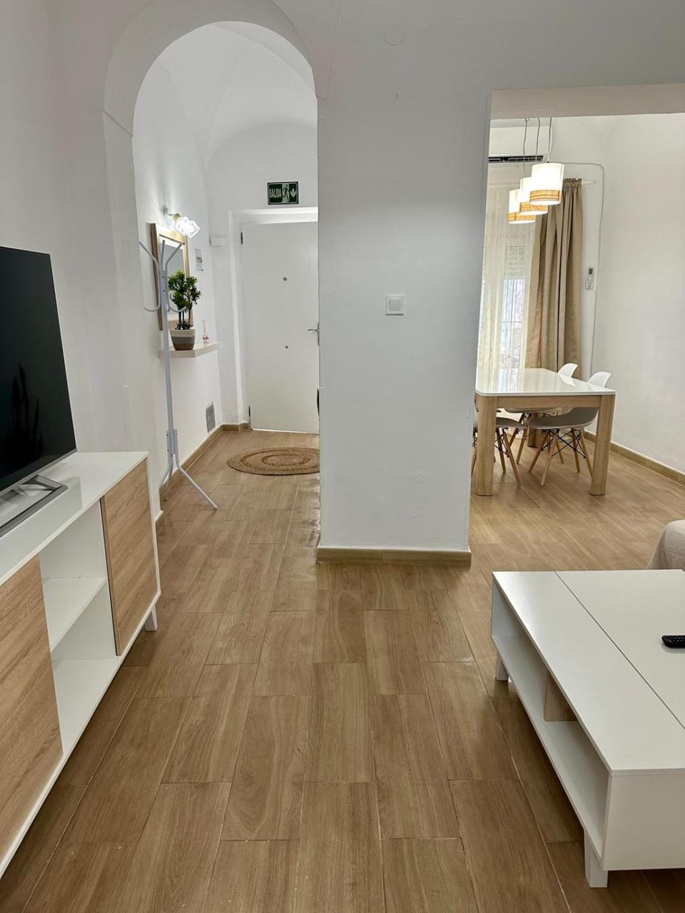 TV and multimedia, Living room, Seating area, Dining area