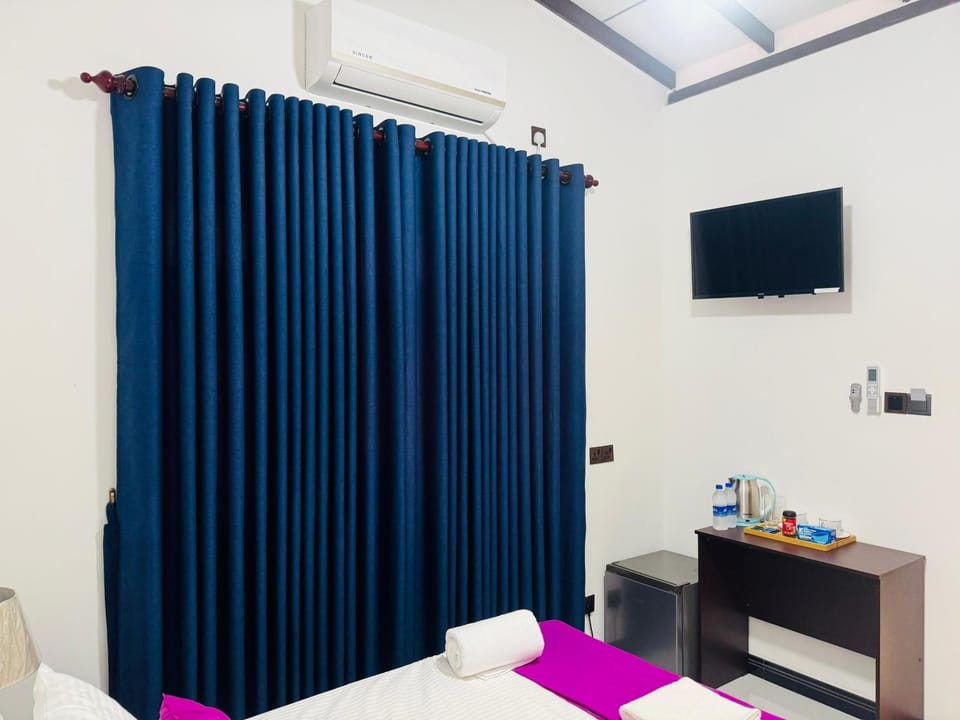 Bed, TV and multimedia, Photo of the whole room, Bedroom