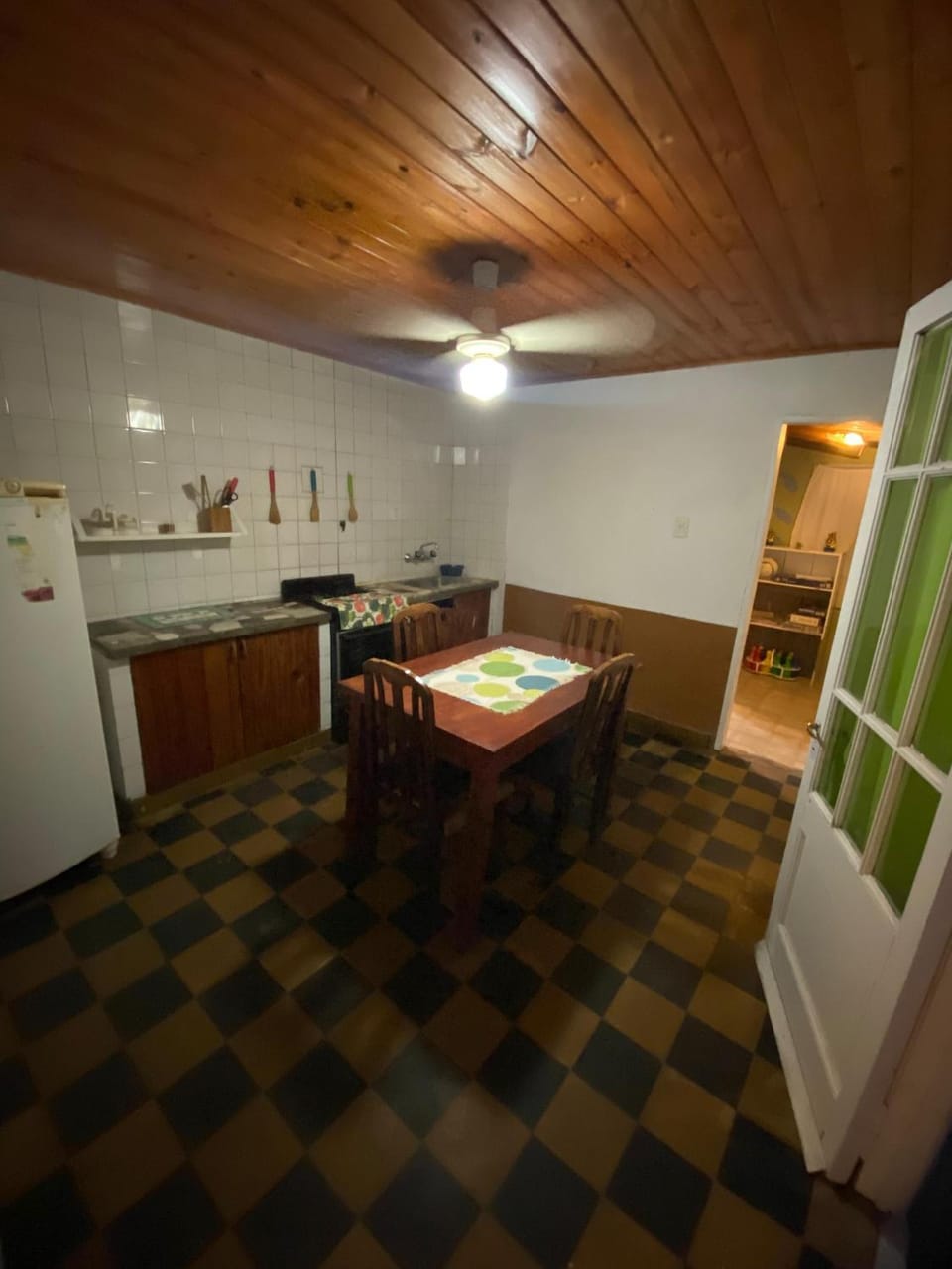 Kitchen or kitchenette, Dining area