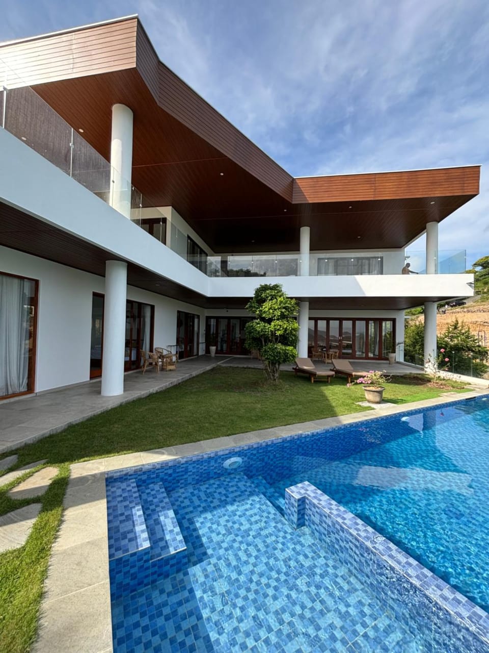 Property building, Patio, Garden, Swimming pool, sunbed