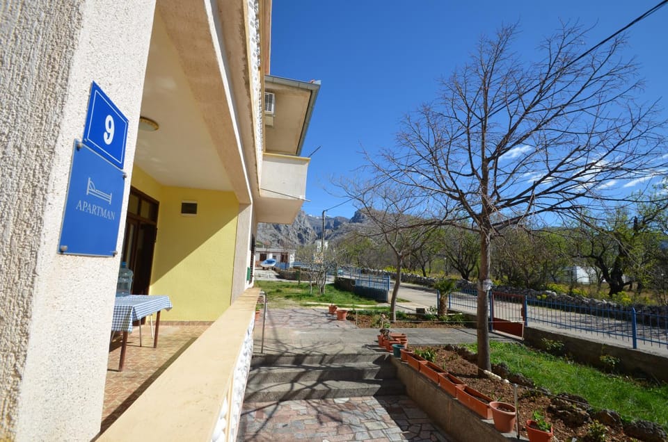 Property building, Facade/entrance, Neighbourhood, Landmark view, Mountain view, Street view, Area and facilities