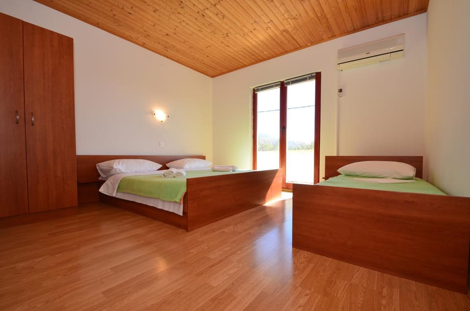 Bed, Balcony/Terrace, Bedroom, City view, Mountain view
