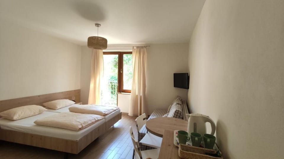 Photo of the whole room, towels