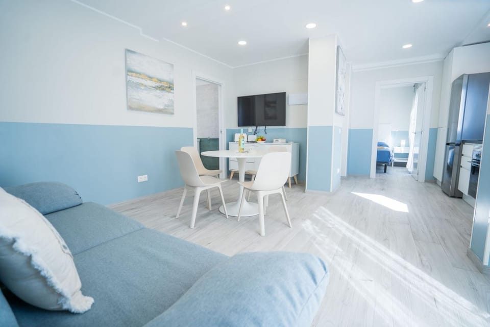 TV and multimedia, Kitchen or kitchenette, Living room, Seating area, Dining area