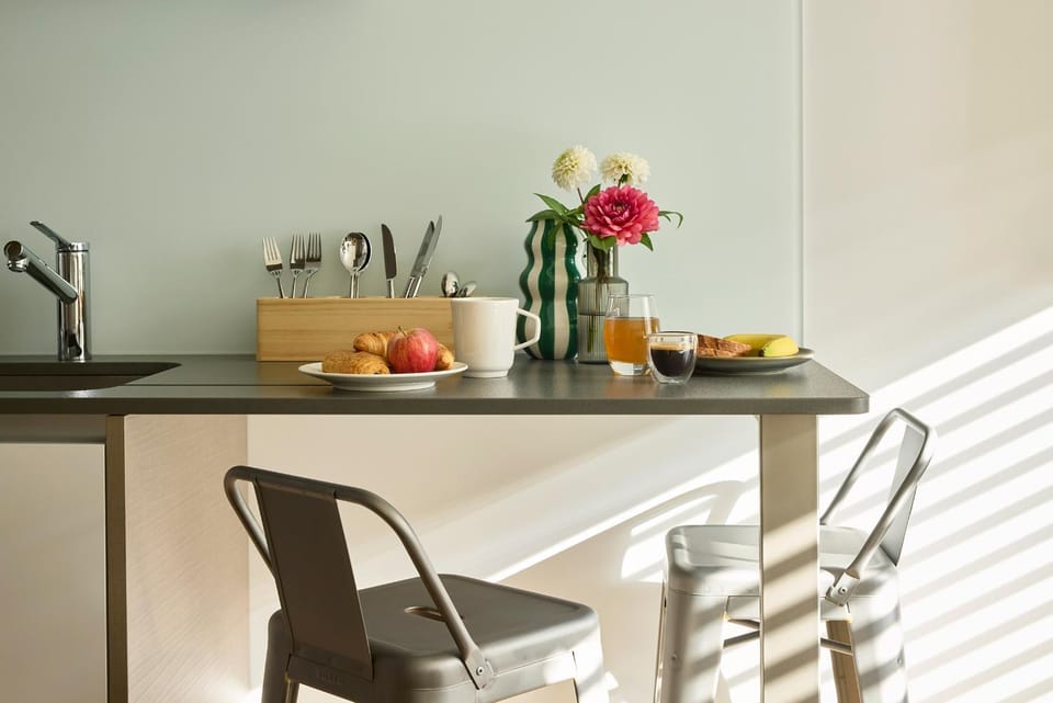 Kitchen or kitchenette, Food and drinks, Dining area