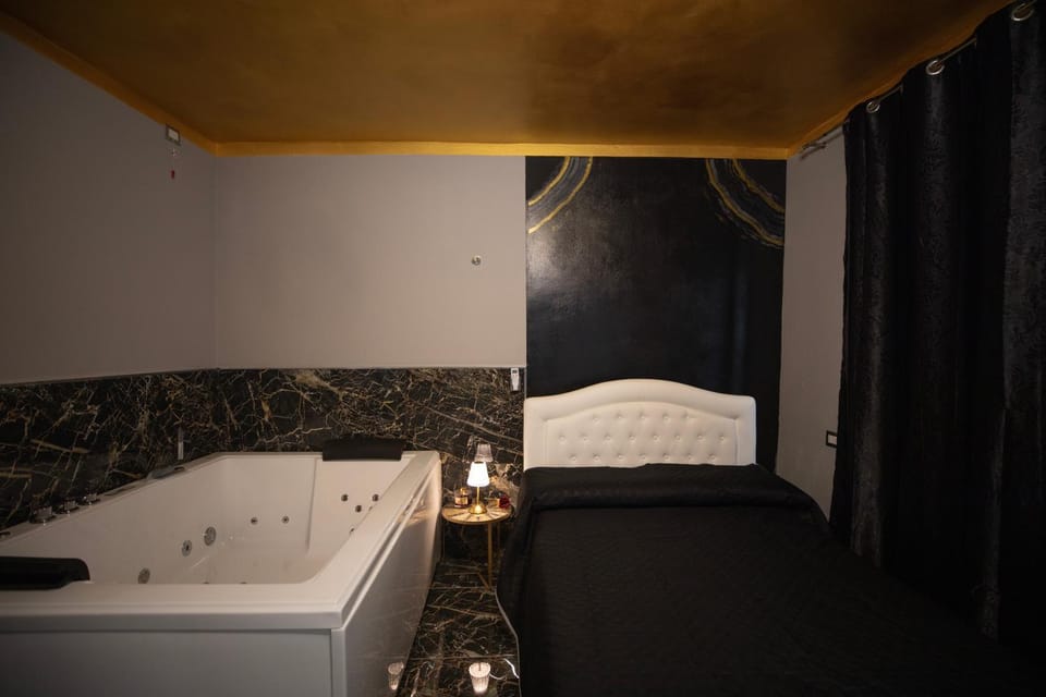 Hot Tub, Photo of the whole room