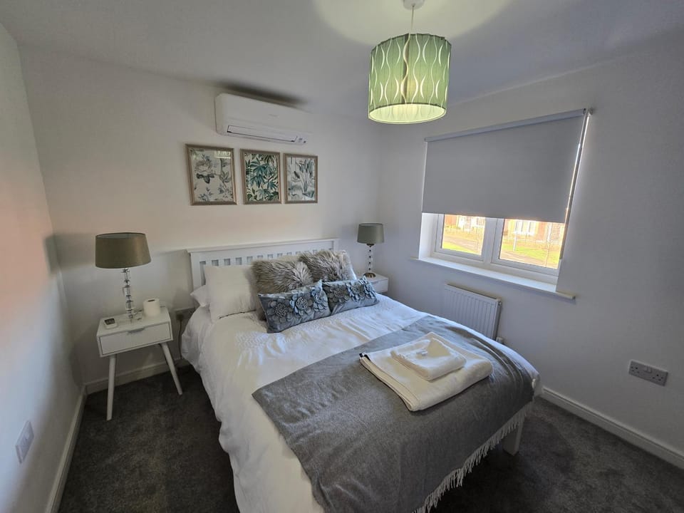 Bed, Photo of the whole room, Bedroom, internet, towels, air conditioner