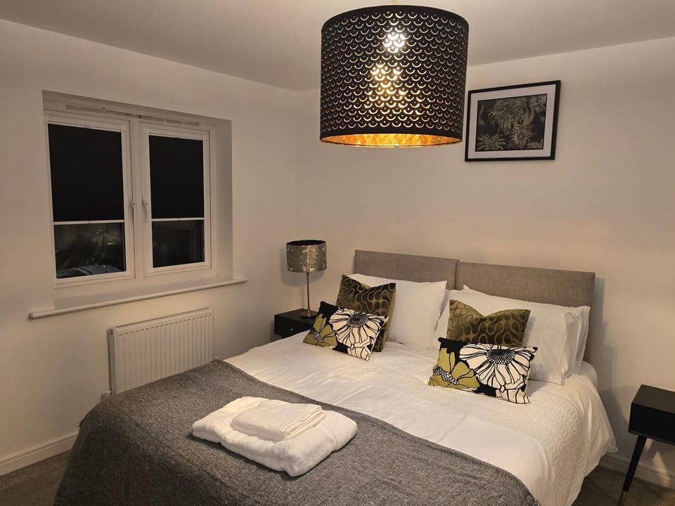 Bed, Photo of the whole room, Bedroom, towels