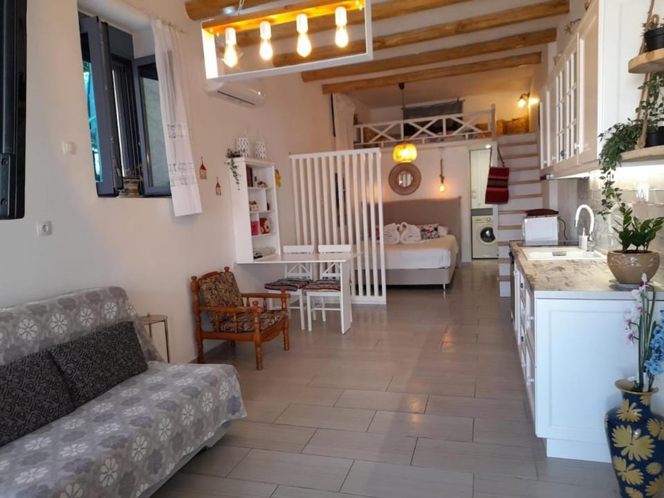 Bed, Living room, Seating area, Dining area, Bedroom