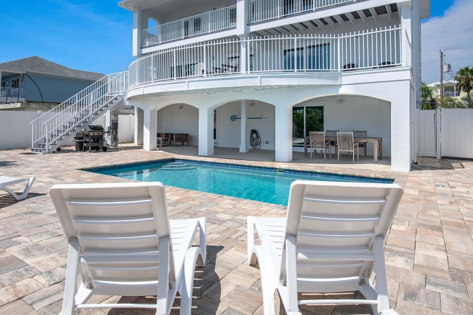 Property building, Patio, Balcony/Terrace, Seating area, Dining area, Swimming pool, furniture