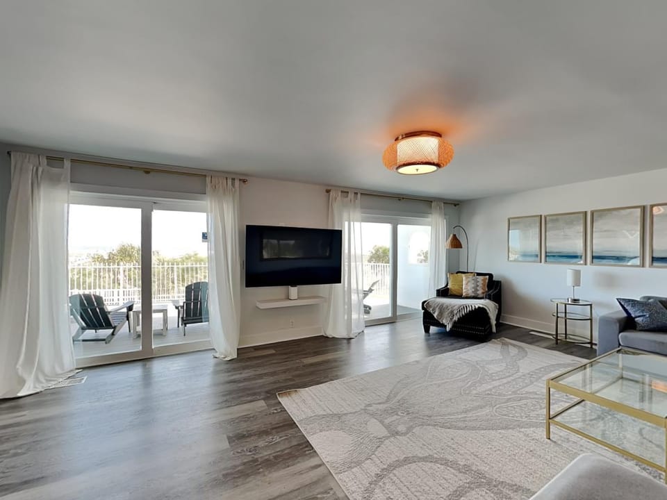 Bed, TV and multimedia, Balcony/Terrace, Living room, Seating area, Bedroom, furniture