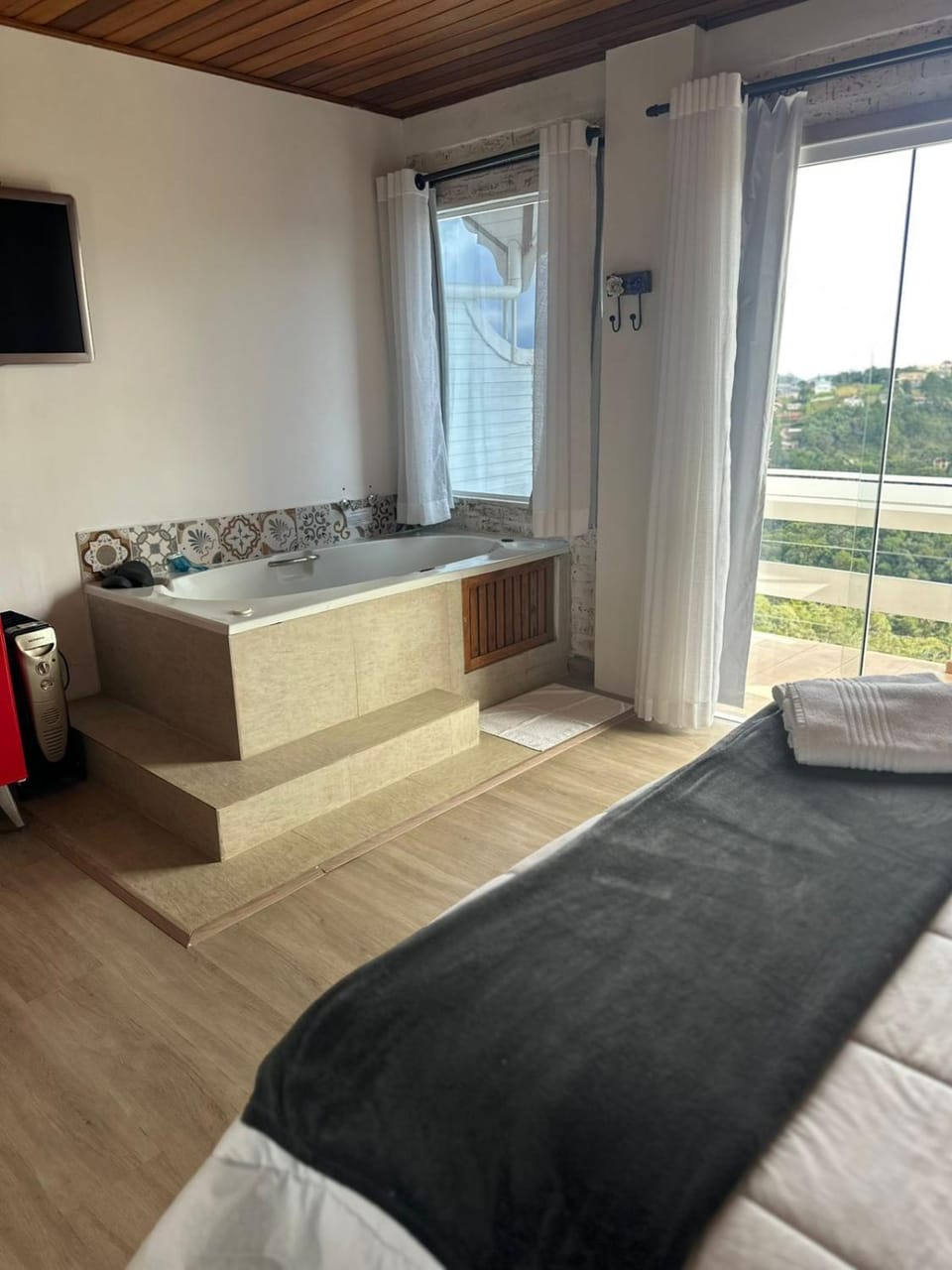 Bed, TV and multimedia, Bedroom