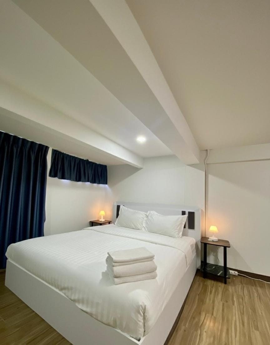 Bed, Photo of the whole room, Bedroom, towels