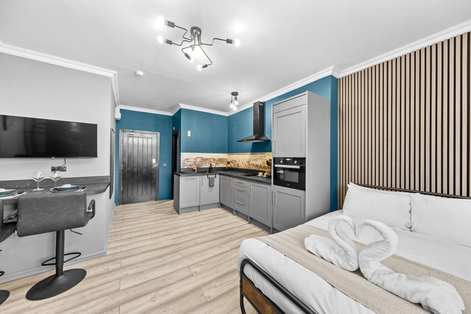 Bed, Kitchen or kitchenette, Seating area, Dining area, Bedroom, kitchen