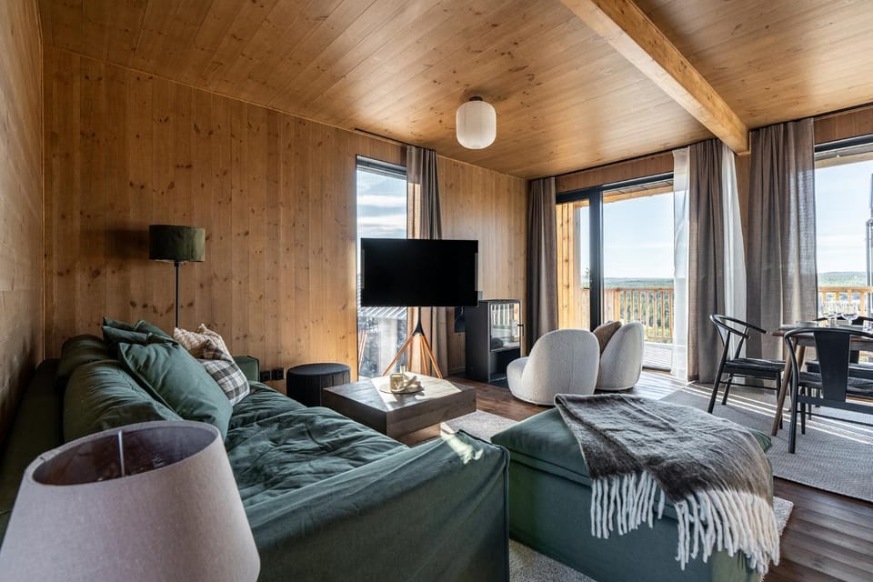 Communal lounge/ TV room, Natural landscape, Living room, Seating area, Dining area