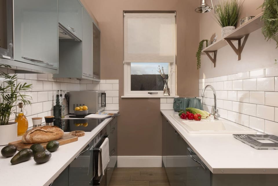 Coffee/tea facilities, Kitchen or kitchenette, dishwasher, microwave, oven, stove, toaster