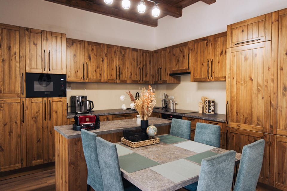 Coffee/tea facilities, Kitchen or kitchenette, Dining area, microwave, oven, stove, toaster