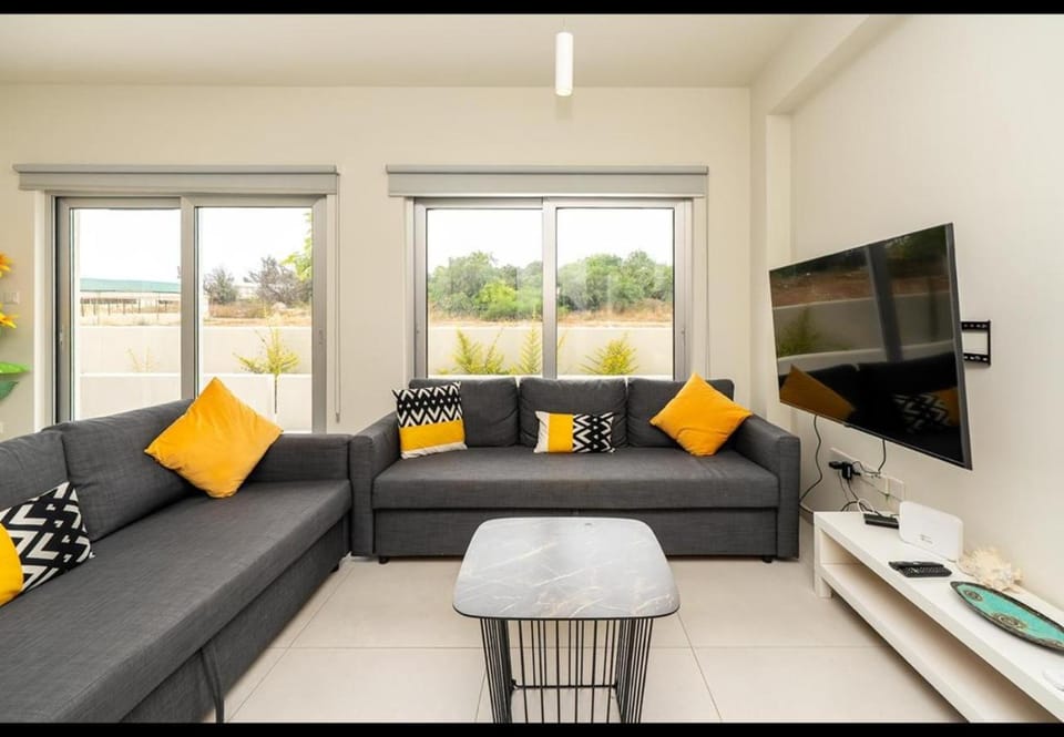 Communal lounge/ TV room, TV and multimedia, Living room, Seating area, Evening entertainment