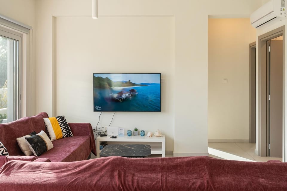 Communal lounge/ TV room, Bed, TV and multimedia, Living room, Photo of the whole room, Seating area, Evening entertainment, Bedroom, air conditioner