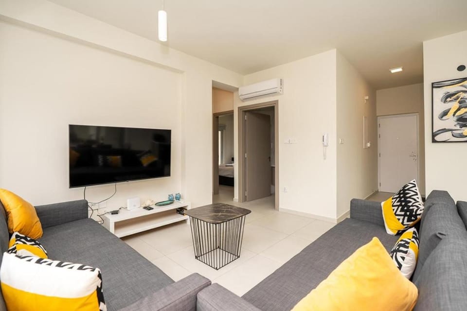 Communal lounge/ TV room, TV and multimedia, Living room, Seating area, Evening entertainment