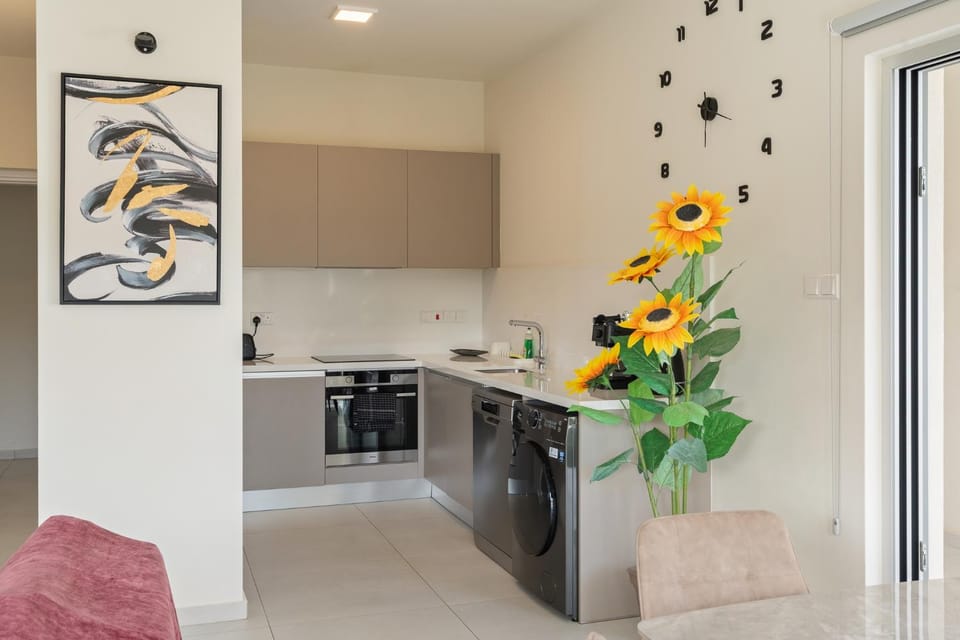 Kitchen or kitchenette, Dining area, minibar, stove
