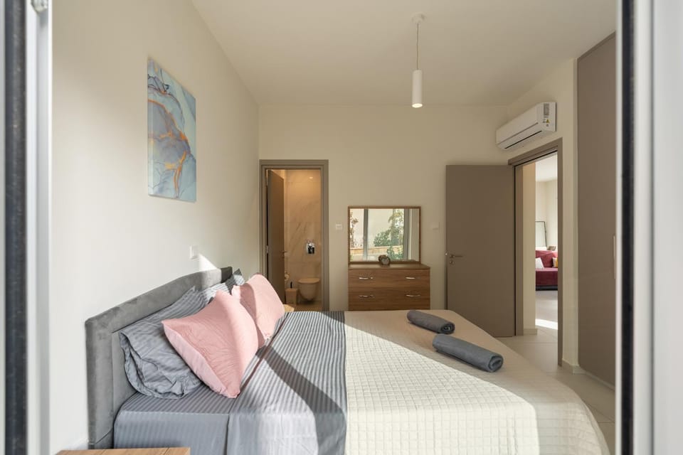 Bed, TV and multimedia, Living room, Photo of the whole room, Seating area, Bedroom, air conditioner