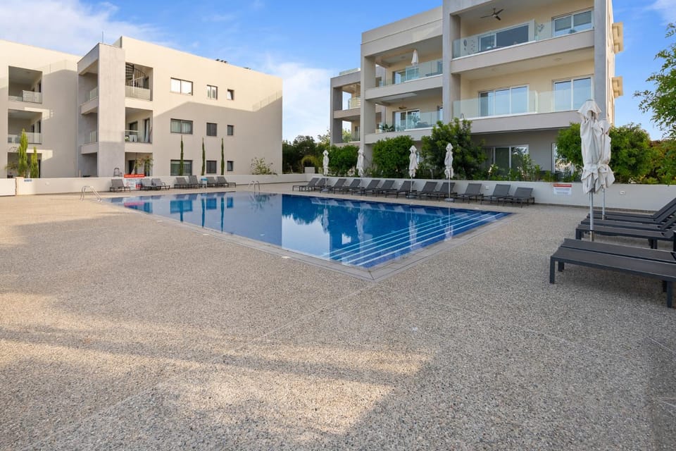 Property building, Patio, Day, Pool view, Swimming pool, sunbed